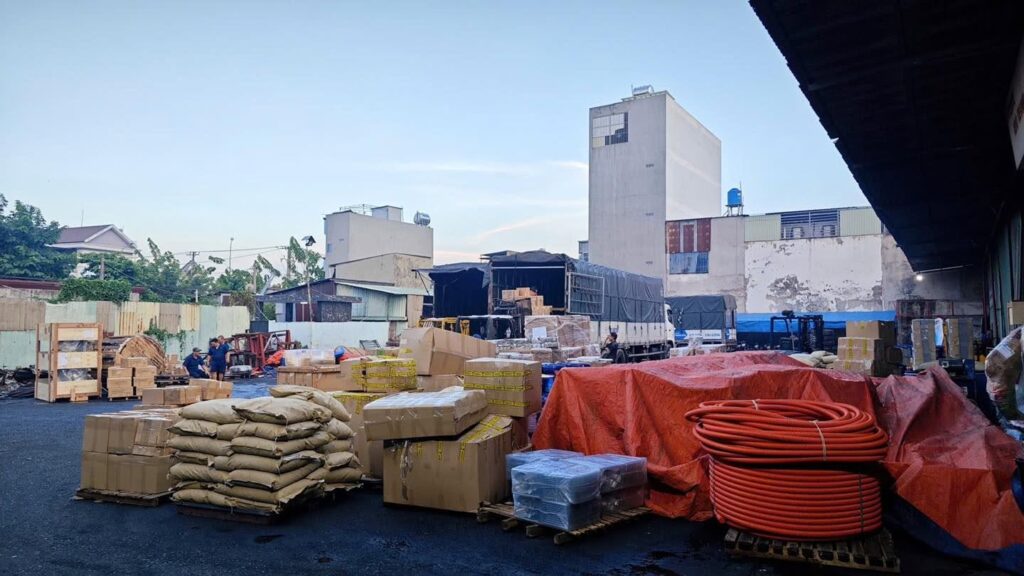 Chuẩn bị hàng hóa sẵn sàng trước khi xe đến nhận hàng, giúp nhân viên bốc xếp chủ động và rút ngắn thời gian chờ tại kho xưởng. chuan-bi-hang-hoa-san-sang-truoc-khi-xe-den-nhan-hang-tai-kho-xuong
