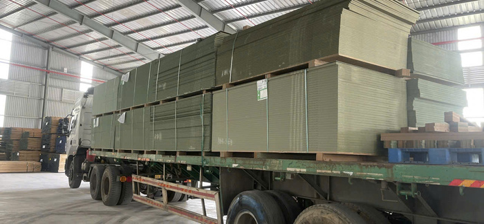 Hàng hóa được chằng buộc và cố định đúng kỹ thuật trước khi vận chuyển, giúp hạn chế xê dịch và giữ hàng ổn định trong suốt hành trình. co-dinh-hang-hoa-dung-ky-thuat-an-toan-truoc-khi-van-chuyen-duong-dai