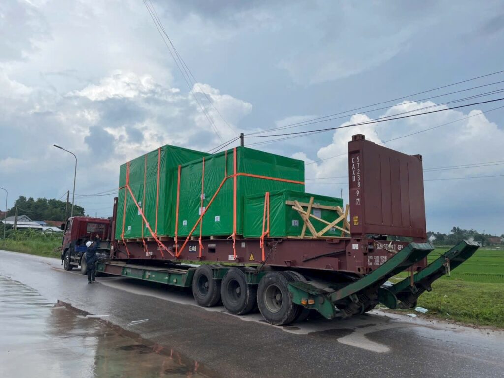 Cố định hàng hóa trên xe mooc lùn trước khi vận chuyển từ Tây Ninh đi Đắk Lắk, đảm bảo kiện hàng được chằng buộc chắc chắn. co-dinh-hang-hoa-tren-xe-mooc-lun-tay-ninh-di-dak-lak