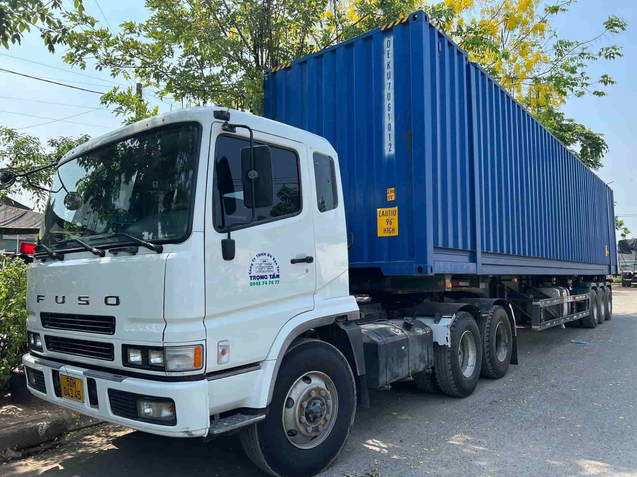 Container 40 HC có kích thước thùng cao vượt trội 2.89m phù hợp xếp hàng cồng kềnh, giúp doanh nghiệp tăng tải tích chứa đồ và giảm thiểu tối đa số chuyến vận chuyển. Container-40-HC
