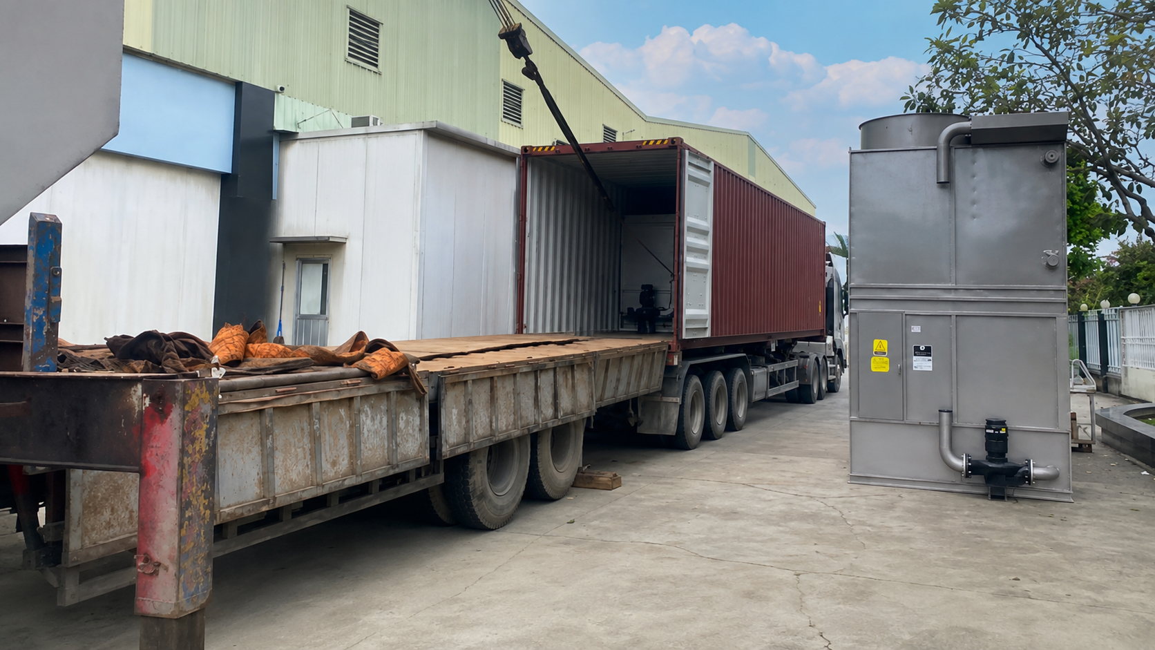 Hàng hóa được đưa đến kho hoặc điểm tập kết tại Đà Nẵng để thuận tiện cho việc lưu trữ và phân phối ở giai đoạn tiếp theo. xe-dau-keo-cho-hang-cong-nghiep-den-cang-da-nang