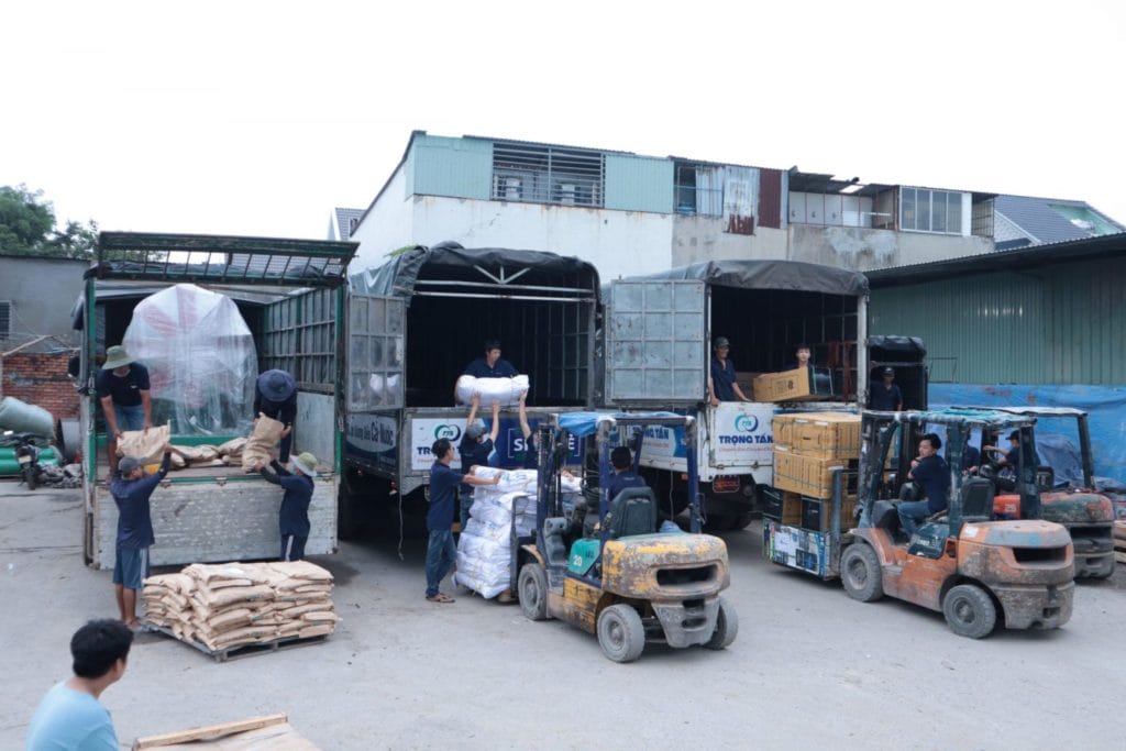Sau khi xếp hàng, các kiện được kiểm tra và cố định phù hợp để hạn chế xê dịch trong suốt quá trình vận chuyển. chang-buoc-hang-hoa-chac-chan-truoc-khi-xe-tai-8-tan-khoi-hanh