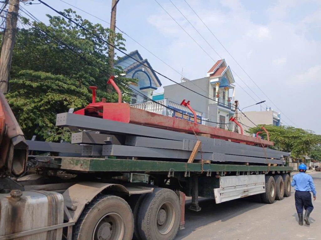 Đầu kéo moóc sàn vận chuyển dầm thép, kết cấu thép và cấu kiện kim loại dài từ Tây Ninh đi Lâm Đồng, phục vụ các công trình xây dựng. dau-keo-mooc-san-van-chuyen-ket-cau-thep-tu-tay-ninh-di-lam-dong