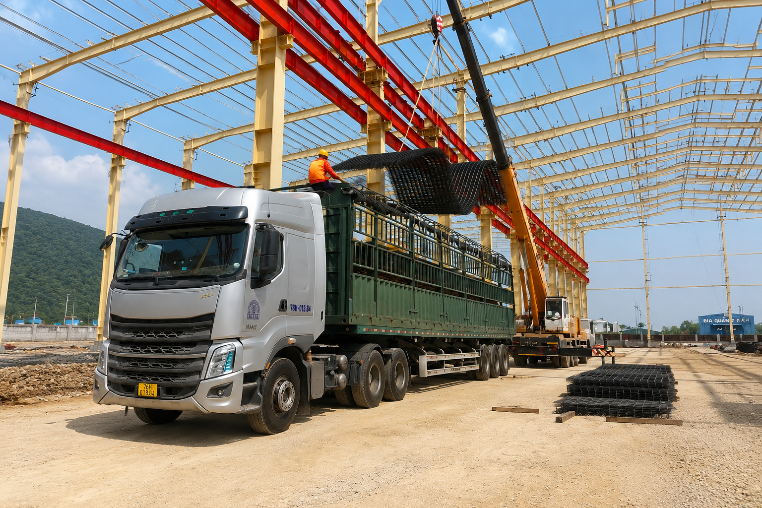 Khung cột, dầm, kèo và xà gồ được chia theo từng bộ trước khi vận chuyển, giúp việc lấy hàng khi đến công trình nhanh và dễ hơn. sap-xep-tung-bo-khung-thep-de-thuan-tien-khi-giao-tai-cong-trinh