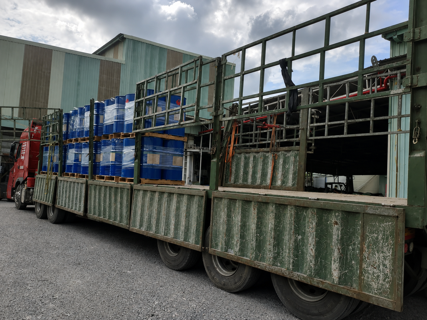 Dịch vụ vận chuyển hàng công nghiệp tuyến Tây Ninh đi Bắc Giang đáp ứng nhu cầu giao thiết bị, nguyên liệu, hàng cơ khí và vật tư phục vụ sản xuất theo đúng tiến độ doanh nghiệp. xe-dau-keo-30-tan-van-chuyen-hang-hoa-tu-tay-ninh-di-bac-giang