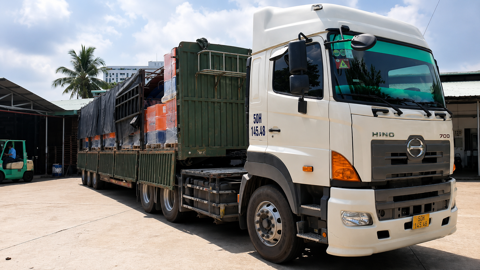 Hàng hóa được phân chia theo từng địa điểm nhận, giúp nhà máy và kho hàng tiếp nhận đúng loại hàng cần sử dụng. van-chuyen-hang-hoa-ket-hop-giao-nha-may-va-kho-hang