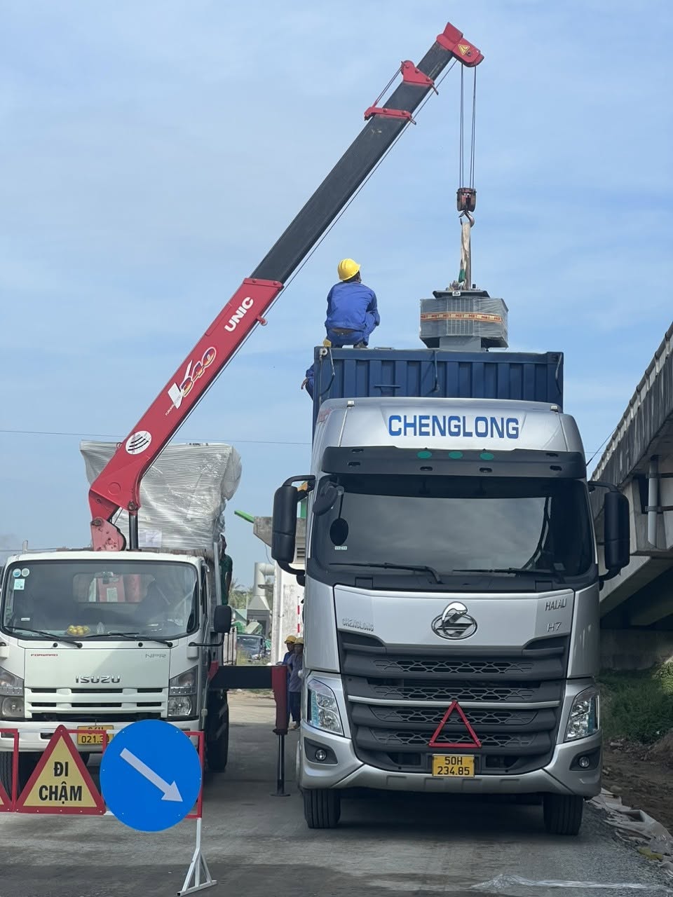 Xe đầu kéo 30 tấn chuyên chở máy ép, máy cắt, dây chuyền sản xuất, kết cấu thép và thiết bị công trình, đảm bảo hàng hóa được cố định an toàn trong suốt quá trình vận chuyển. van-chuyen-may-moc-nguyen-khoi-va-thiet-bi-cong-nghiep-bang-xe-dau-keo-30-tan