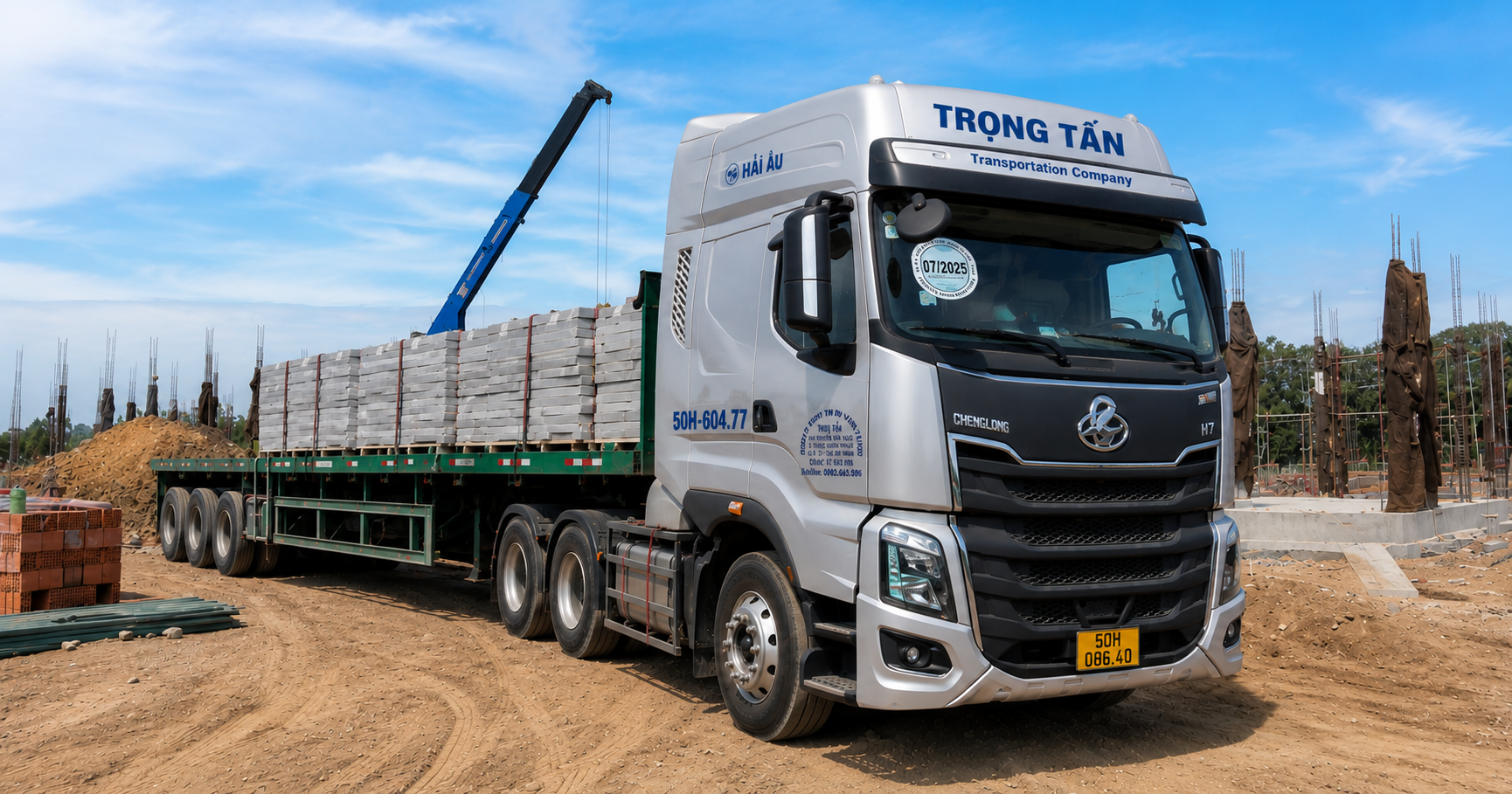 Xe đầu kéo nhận chở hàng công trình, hàng dự án, thiết bị sản xuất và vật tư xây dựng, hỗ trợ giao hàng tận nơi giúp tiết kiệm thời gian và chi phí trung chuyển. giao-vat-tu-va-thiet-bi-truc-tiep-den-cong-trinh-thi-cong