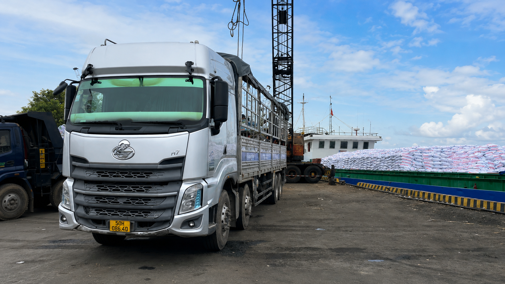 Xe đầu kéo nhận vận chuyển hàng hóa đến cảng, kho bãi và trung tâm logistics, giúp doanh nghiệp phối hợp hiệu quả với đơn vị giao nhận và lịch tàu. giao-hang-dung-lich-vao-cang-giup-qua-trinh-xuat-hang-dien-ra-thuan-loi