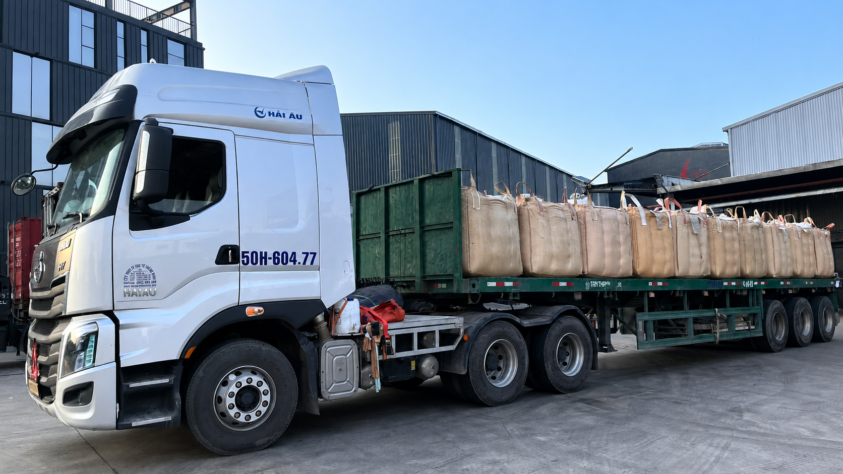 Dịch vụ xe đầu kéo 30 tấn hỗ trợ vận chuyển hàng xuất khẩu, hàng container, thiết bị công nghiệp và vật tư sản xuất đến cảng Hải Phòng đúng tiến độ giao nhận. cho-hang-xuat-khau-den-cang-va-trung-tam-logistics-hai-phong