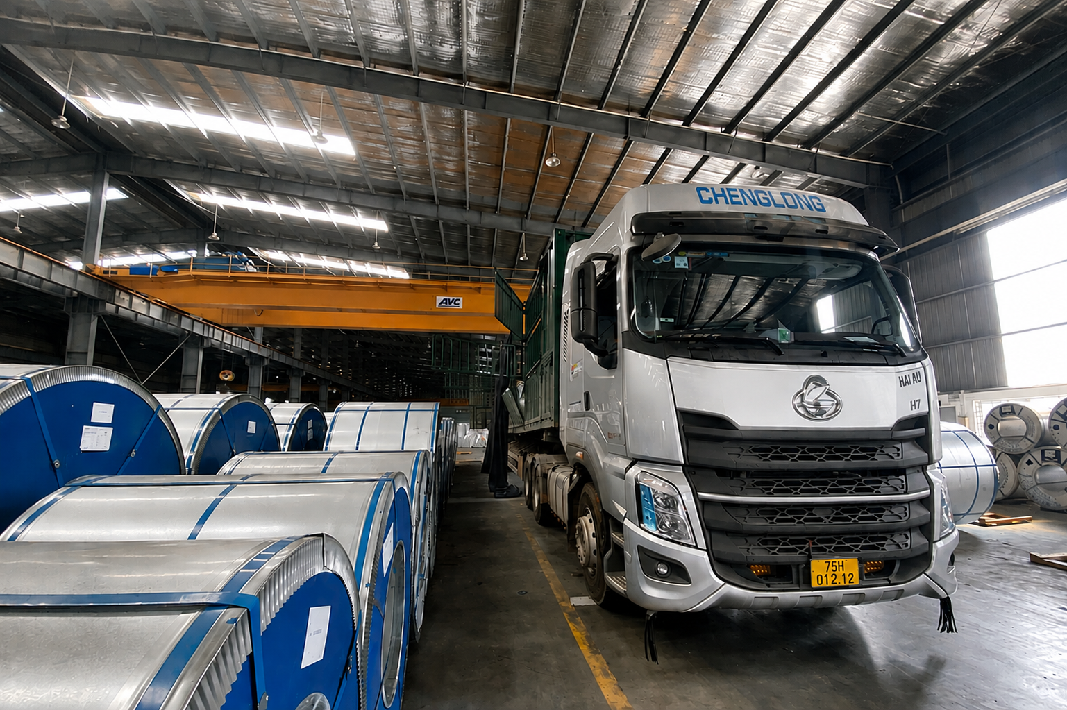 Xe đầu kéo 30 tấn hỗ trợ vận chuyển nhiều chủng loại hàng hóa trong cùng chuyến xe, đáp ứng nhu cầu giao hàng đồng bộ cho nhà máy và công trình. xe-dau-keo-30-tan-cho-thiet-bi-va-hang-cong-kenh