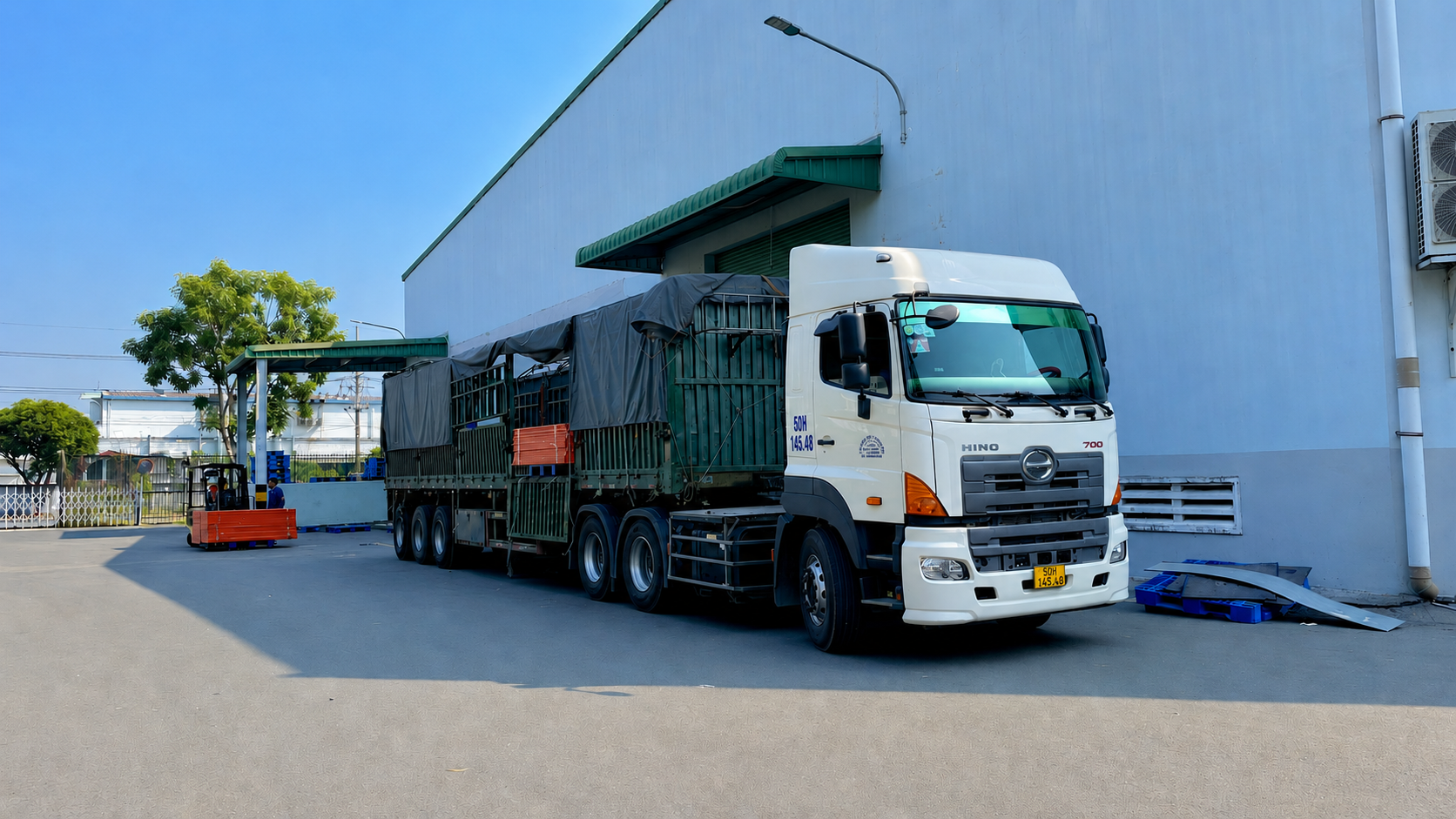 Việc đo kích thước hàng hóa, sắp xếp theo điểm giao nhận và chuẩn bị đầy đủ thiết bị nâng hạ giúp quá trình vận chuyển diễn ra nhanh chóng và hiệu quả hơn. kiem-tra-hang-hoa-va-chuan-bi-thiet-bi-boc-xep-truoc-khi-van-chuyen