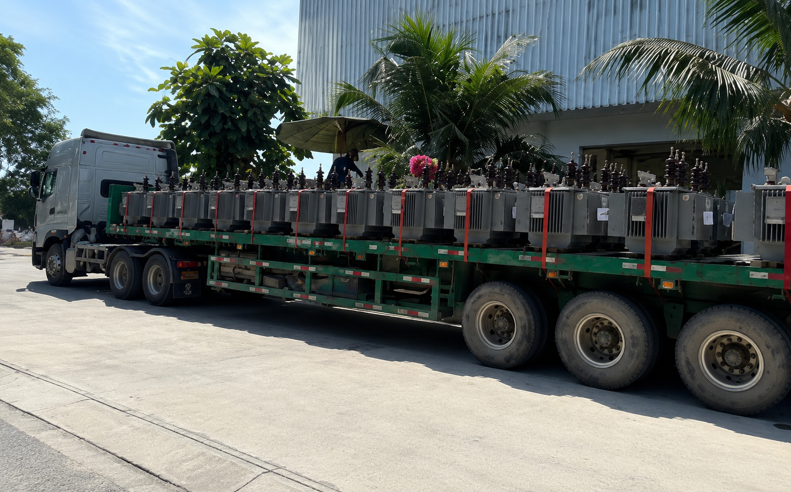 Dịch vụ vận chuyển phù hợp với máy móc sản xuất, kết cấu thép, hàng đóng kiện và nhiều loại thiết bị phục vụ công trình, nhà máy và dự án đầu tư. xe-dau-keo-chuyen-cho-hang-cong-nghiep-va-thiet-bi-du-an