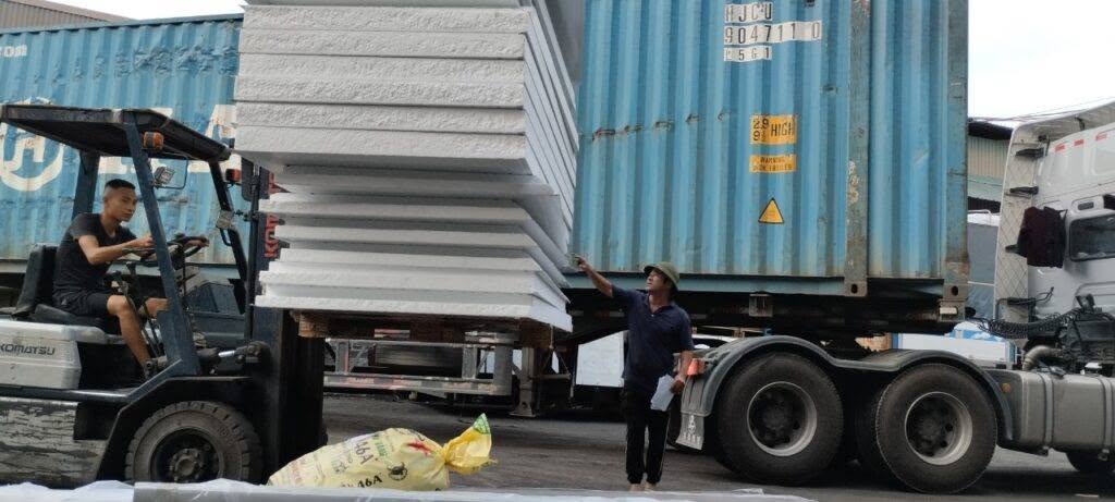 van-chuyen-hang-hoa-den-khu-vuc-logistics-va-kho-trung-chuyen