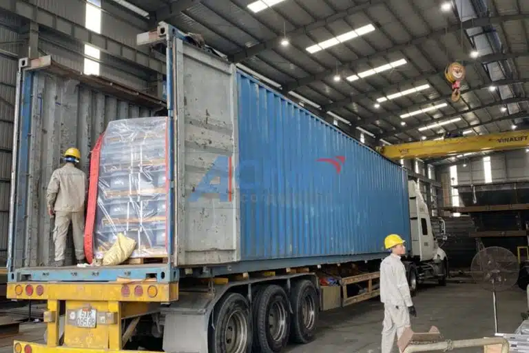 Các loại thiết bị phục vụ xây dựng được vận chuyển đến công trình đúng kế hoạch để đáp ứng nhu cầu sử dụng. thiet-bi-thi-cong-duoc-ban-giao-cho-cong-trinh-dung-thoi-diem