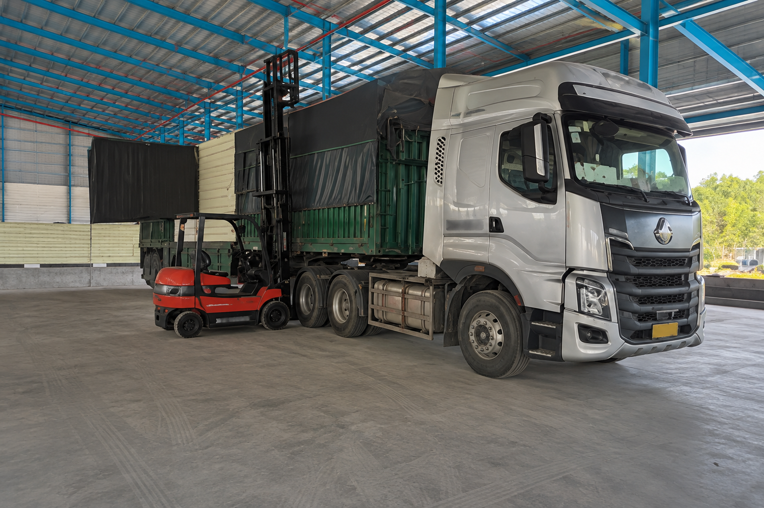 Sự phối hợp chặt chẽ giữa đơn vị vận chuyển, người gửi và người nhận giúp hàng hóa được giao đúng nơi, đúng thời gian và đúng kế hoạch đã đề ra. phoi-hop-giao-nhan-dong-bo-giup-chuyen-hang-van-hanh-hieu-qua