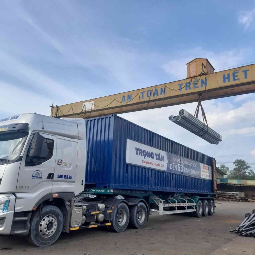 Giải pháp vận chuyển phù hợp với các dự án cần tiếp nhận nhiều nhóm hàng cùng lúc, giúp rút ngắn thời gian triển khai và tối ưu công tác quản lý hàng hóa. xe-dau-keo-30-tan-ho-tro-giao-dong-bo-thiet-bi-cho-du-an