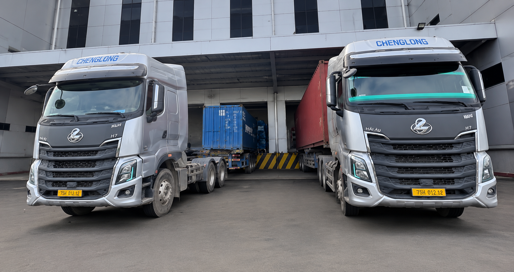 Dịch vụ vận chuyển hàng số lượng lớn giữa các kho và trung tâm phân phối giúp doanh nghiệp tối ưu quản lý tồn kho và duy trì nguồn cung ổn định. xe-dau-keo-ho-tro-luan-chuyen-hang-hoa-giua-cac-kho-hang-doanh-nghiep