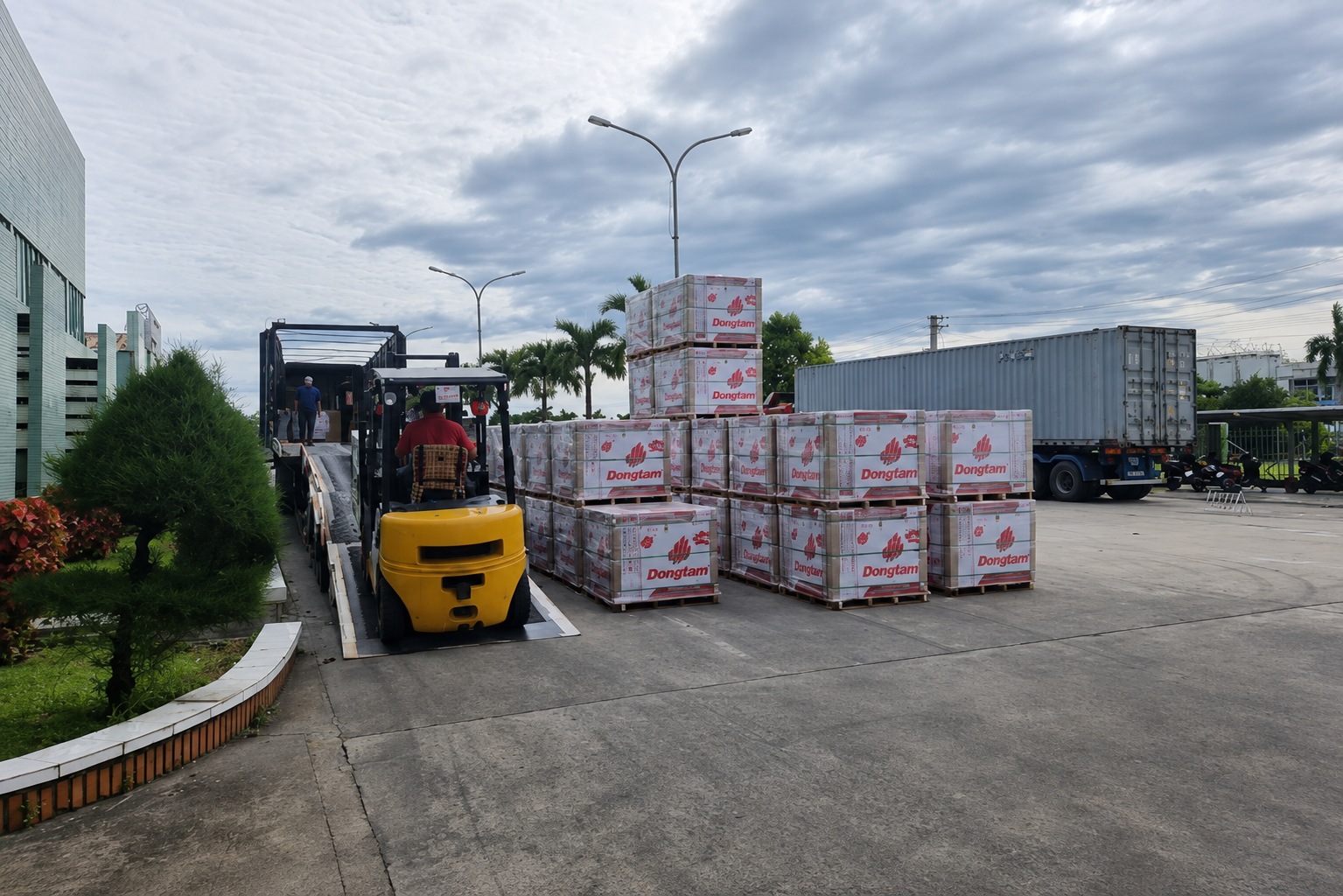 Số lượng và tình trạng hàng hóa được đối chiếu ngay tại thời điểm bàn giao nhằm đảm bảo tính minh bạch và thuận lợi cho công tác nghiệm thu. kiem-tra-hang-hoa-truc-tiep-khi-hoan-tat-qua-trinh-giao-hang