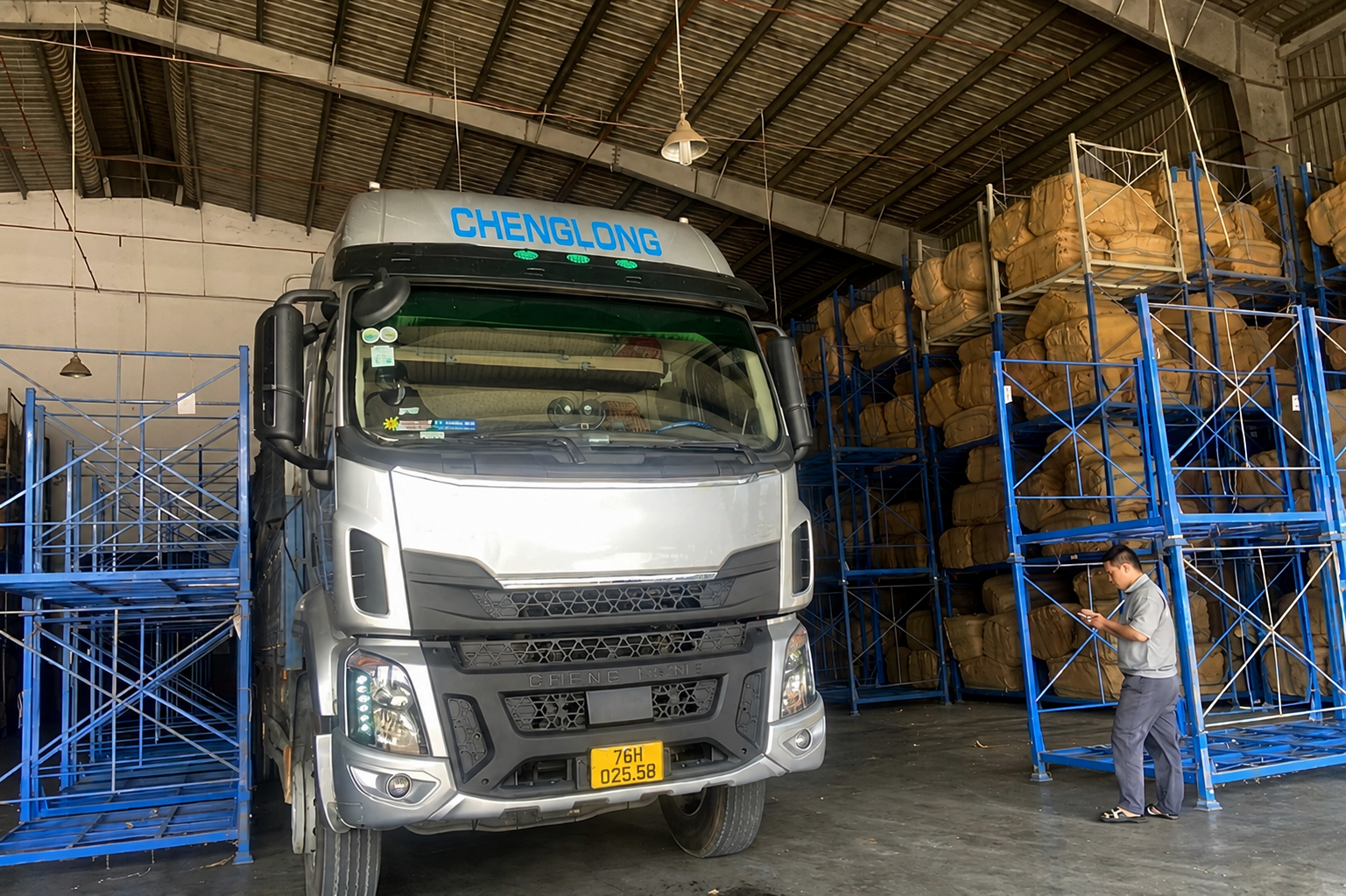 Xe đầu kéo 30 tấn nhận giao máy móc, thiết bị và hàng công nghiệp trực tiếp đến nhà máy, giúp doanh nghiệp nhanh chóng triển khai lắp đặt và vận hành. van-chuyen-hang-hoa-truc-tiep-den-nha-may-theo-yeu-cau-san-xuat