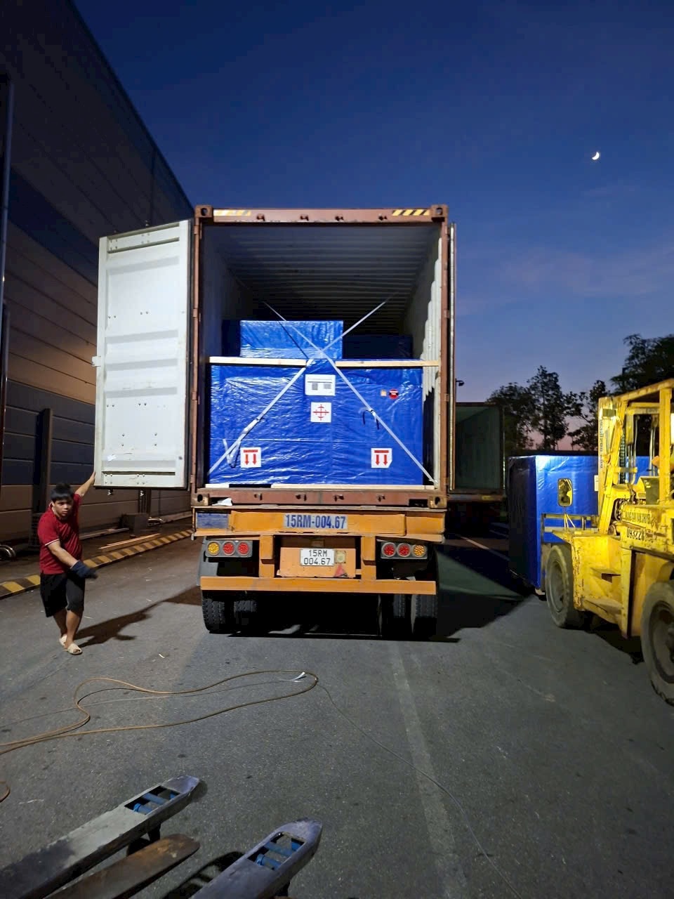 Hàng hóa được kiểm tra các điểm liên kết và phương án cố định trước khi vận chuyển nhằm đảm bảo độ ổn định trong suốt hành trình đường dài. gia-co-hang-hoa-can-than-truoc-khi-xe-dau-keo-khoi-hanh