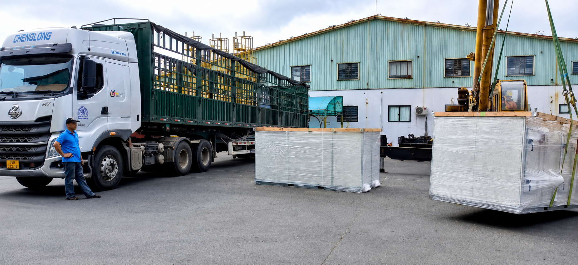Giải pháp vận chuyển phù hợp cho nhà máy, công trình và dự án cần chuyên chở thiết bị công nghiệp, kết cấu thép và vật tư kỹ thuật với khối lượng lớn. xe-dau-keo-30-tan-phuc-vu-van-chuyen-may-moc-va-vat-tu-du-an