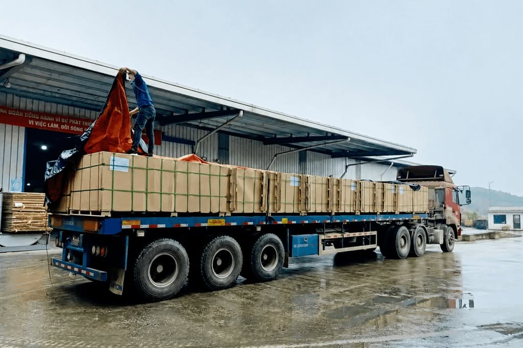 Hàng hóa được kiểm tra kỹ các vị trí chằng buộc, khóa siết và điểm kê đỡ nhằm đảm bảo độ ổn định và an toàn trong suốt quá trình vận chuyển đường dài. kiem-tra-he-thong-chang-buoc-hang-hoa-truoc-khi-xe-dau-keo-khoi-hanh