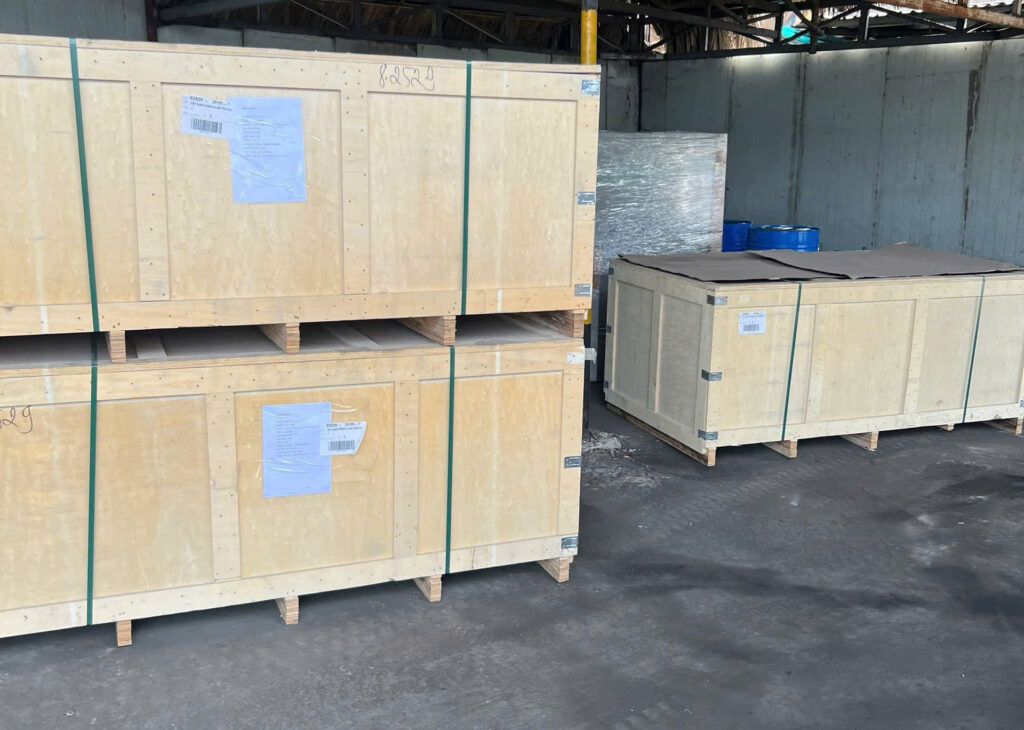 Hàng hóa được đóng gói thành từng kiện, sắp xếp cẩn thận trước khi vận chuyển từ Vũng Tàu đi Điện Biên bằng xe tải. dong-goi-hang-hoa-thanh-kien-truoc-khi-van-chuyen-vung-tau-di-dien-bien