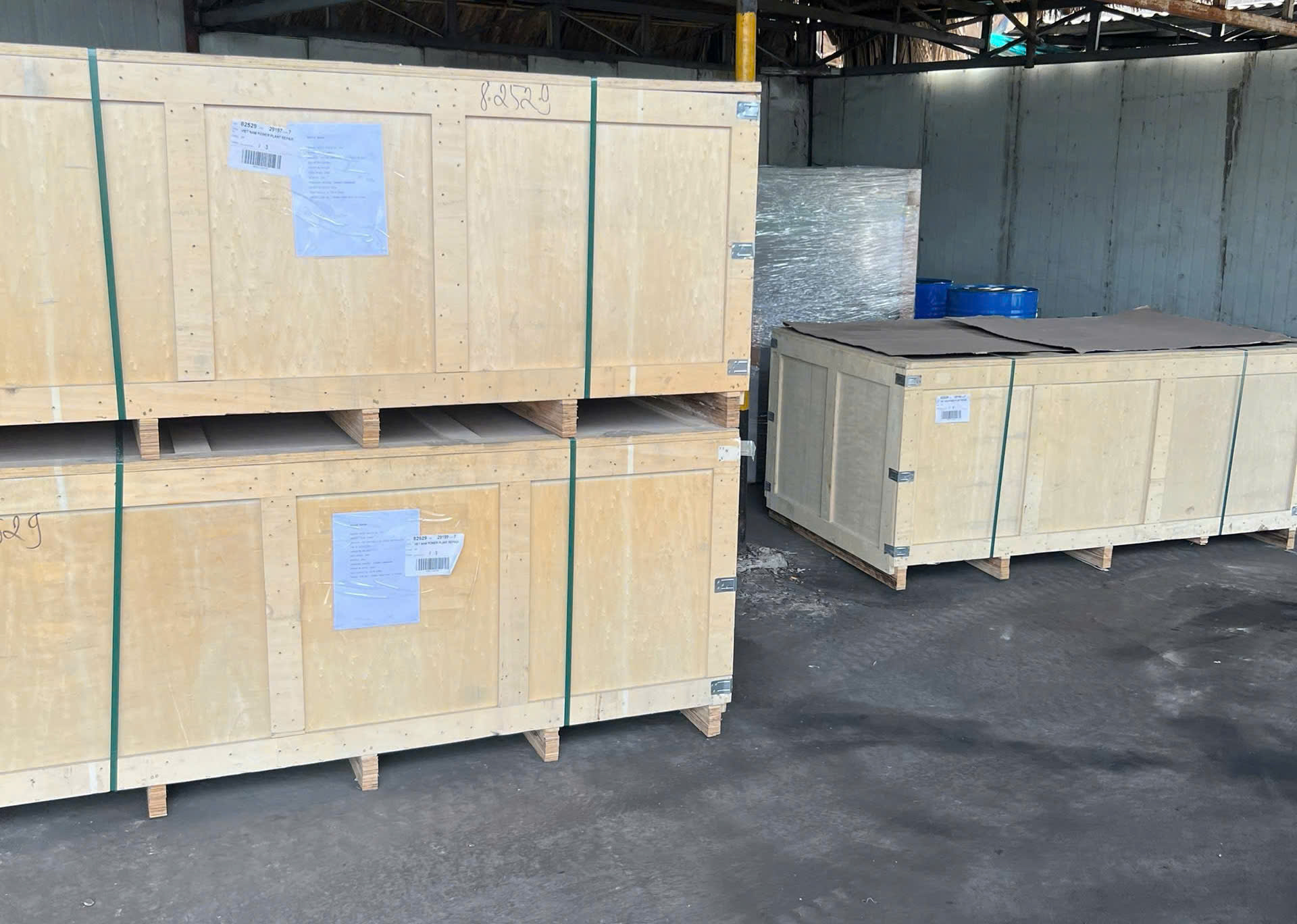 vận chuyển thiết bị máy móc cồng kềnh được đóng kiện gỗ chắc chắn giúp chống va đập và bảo vệ an toàn tuyệt đối trong suốt quá trình vận chuyển đi bến tre Quy-trinh-boc-kin-thiet-bi-may-moc-truoc-khi-cho-di-ben-tre