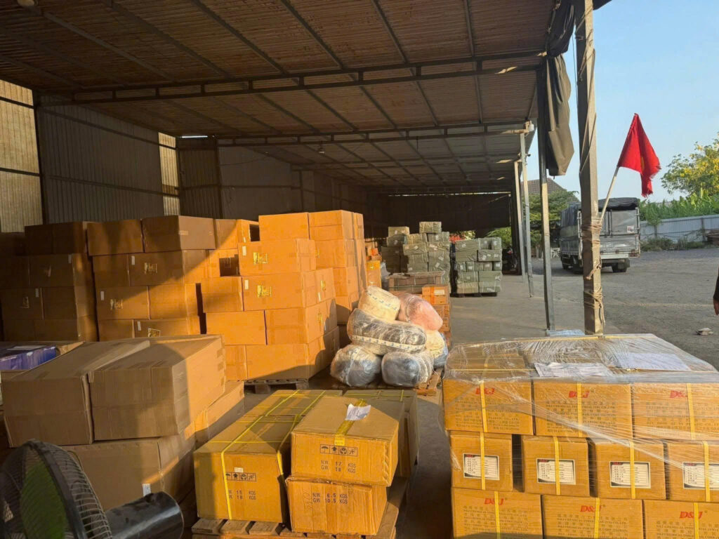 Đóng gói hàng hóa kỹ lưỡng trước khi vận chuyển bằng xe tải 15 tấn, giúp hạn chế va đập, xê dịch và bảo vệ hàng hóa trong suốt hành trình. dong-goi-hang-hoa-truoc-khi-van-chuyen-bang-xe-tai-15-tan-duong-dai
