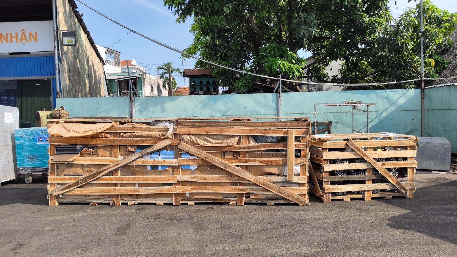 Hàng cần được đóng gói phù hợp với từng loại sản phẩm, bọc kỹ, chèn chắc và cố định trước khi đưa lên xe để hạn chế hư hỏng. cach-dong-goi-hang-hoa-an-toan-truoc-khi-gui-di