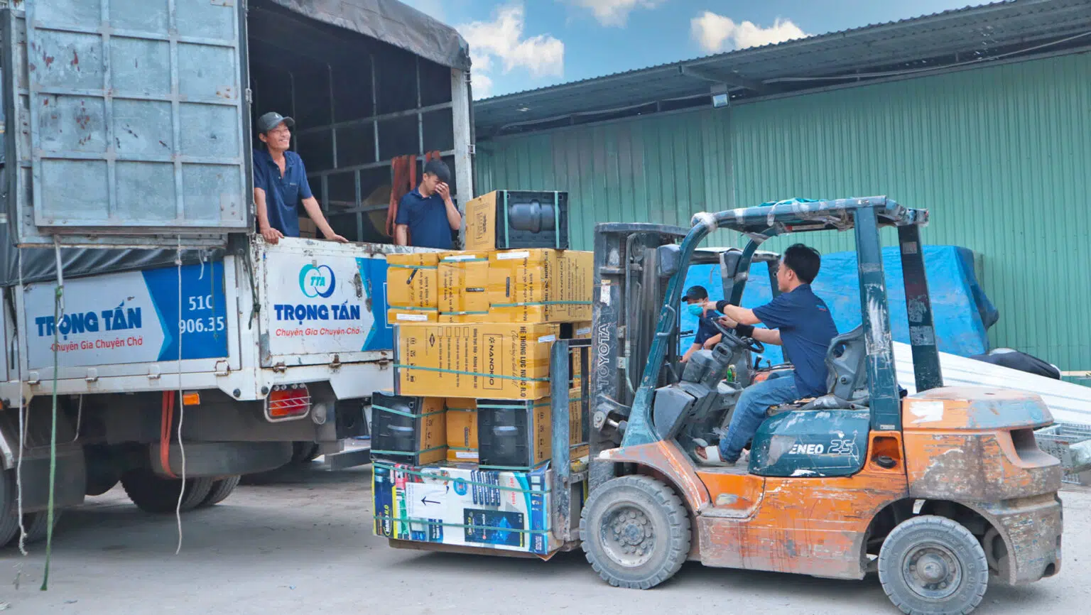 Hàng ít có thể chọn ghép để giảm cước, còn lô hàng lớn hoặc cần giao riêng nên cân nhắc thuê nguyên xe 8 tấn. lua-chon-hang-ghep-hoac-bao-xe-theo-khoi-luong-thuc-te