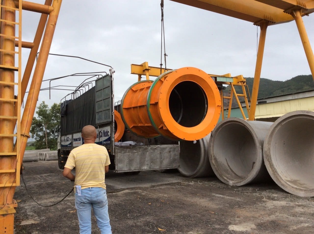 Xe tải 8 tấn nhận giao hàng đến Pleiku, Chư Sê, Chư Prông, Đắk Đoa, Ia Grai và nhiều khu vực tại Gia Lai, đáp ứng nhu cầu phân phối hàng hóa cho doanh nghiệp và cửa hàng. giao-hang-den-pleiku-va-nhieu-khu-vuc-khac-tai-gia-lai-theo-yeu-cau