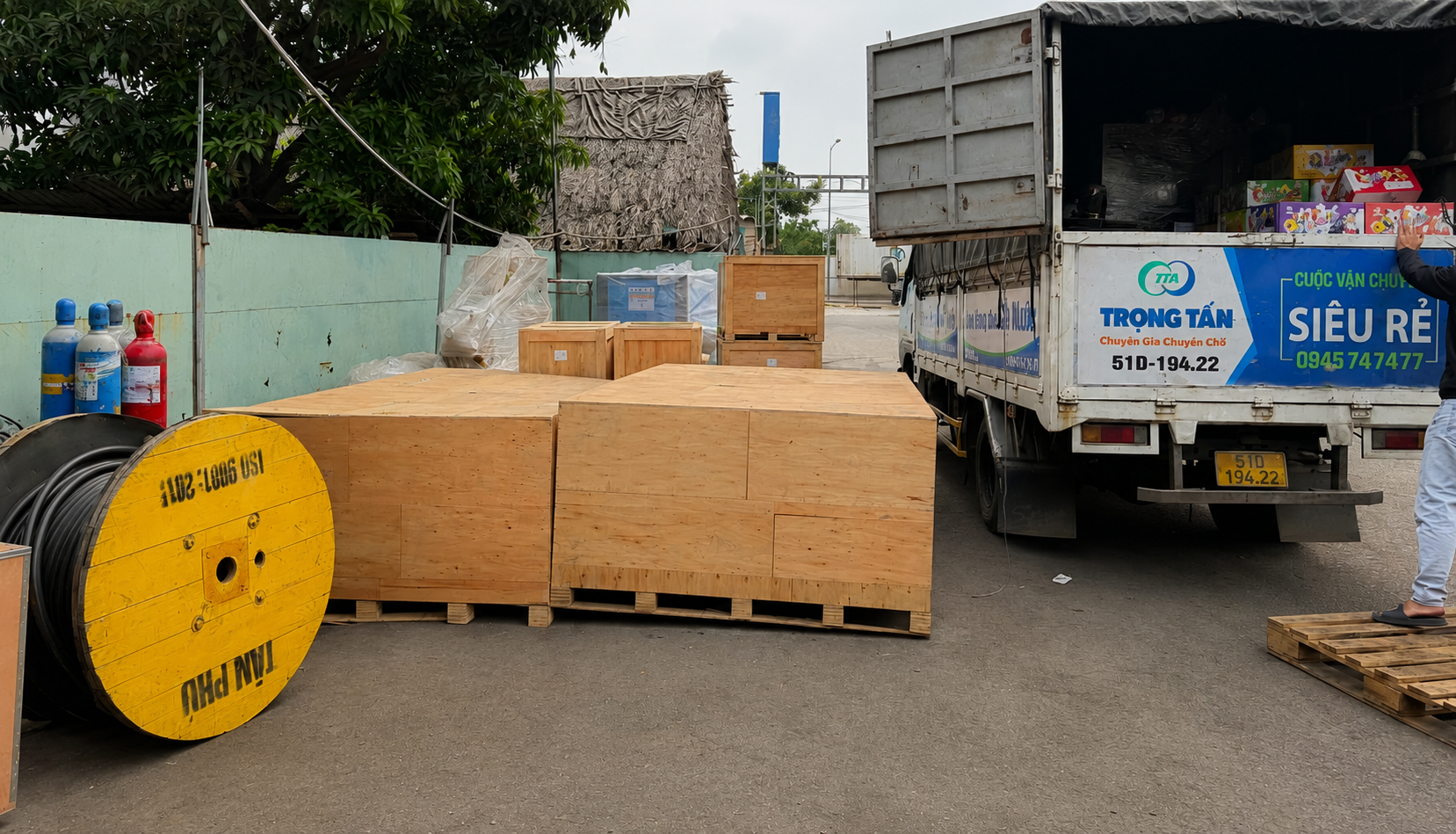 Hàng hóa được đóng gói cẩn thận bằng bao bì phù hợp, giúp giảm va đập, trầy xước và bảo vệ sản phẩm trong suốt quá trình bốc xếp và vận chuyển. dong-goi-hang-hoa-an-toan-giup-han-che-hu-hong-trong-qua-trinh-van-chuyen