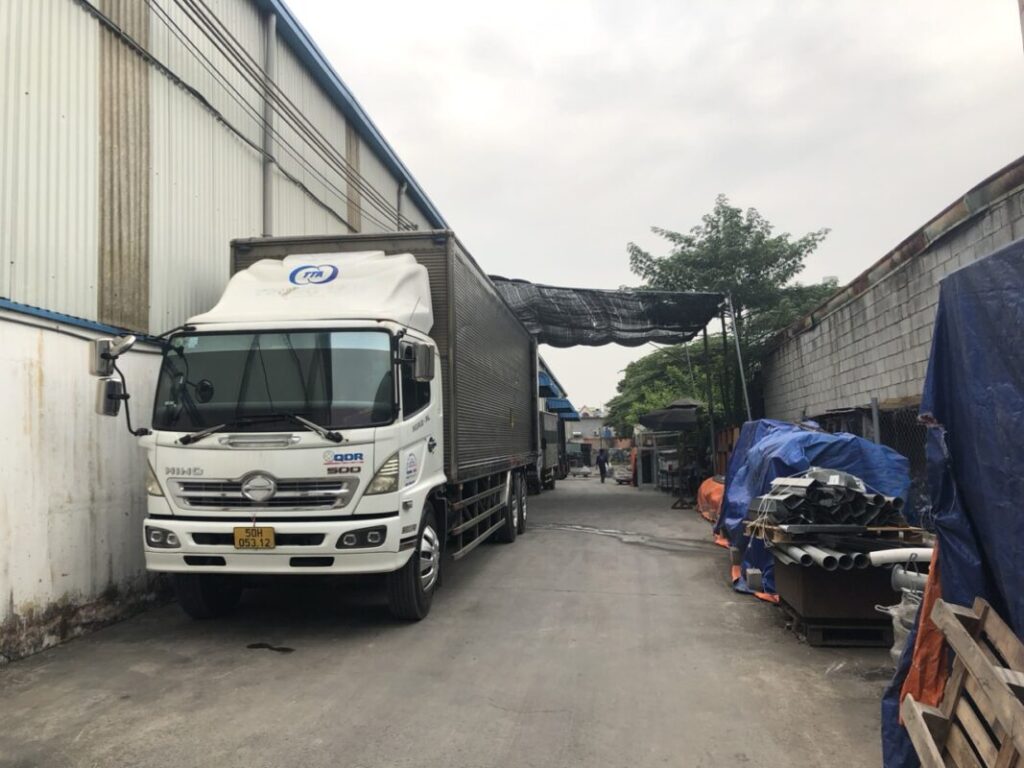 Xe tải 15 tấn vận chuyển hàng hóa từ Vũng Tàu đi Điện Biên và giao tận kho cho khách hàng, thuận tiện nhận hàng tại địa điểm yêu cầu. giao-hang-den-tan-kho-cho-khach-hang-tai-dien-bien-bang-xe-tai-15-tan