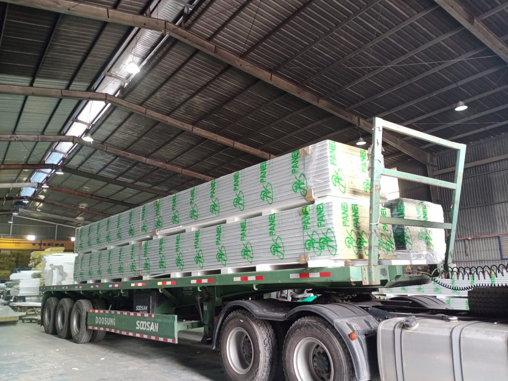Giao hàng panel cách nhiệt tận kho xưởng tại Thái Nguyên bằng xe mooc sàn, hỗ trợ sắp xếp và vận chuyển hàng hóa đến đúng địa điểm yêu cầu. giao-hang-panel-cach-nhiet-tan-kho-xuong-tai-thai-nguyen-bang-xe-mooc-san
