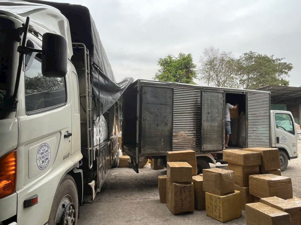 Gom hàng và sắp xếp hàng hóa gọn gàng trước khi đưa lên xe tải, giúp tận dụng diện tích thùng xe và thuận tiện cho quá trình giao nhận. gom-hang-va-sap-xep-hang-hoa-gon-gang-truoc-khi-dua-len-xe-tai-van-chuyen