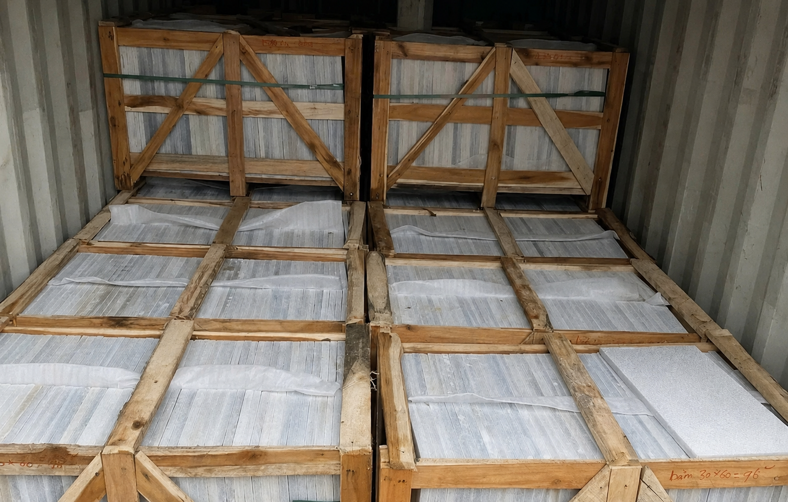 Xe đầu kéo 30 tấn đáp ứng nhu cầu vận chuyển các lô hàng công nghiệp, thiết bị sản xuất và vật tư có khối lượng lớn. van-chuyen-hang-cong-nghiep-so-luong-lon