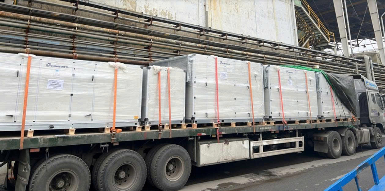 Máy gia công, máy sản xuất và nhiều thiết bị công nghiệp được vận chuyển bằng xe đầu kéo phù hợp với các lô hàng có tải trọng lớn và hành trình liên tỉnh. van-chuyen-may-san-xuat-cong-nghiep-bang-xe-dau-keo-30-tan