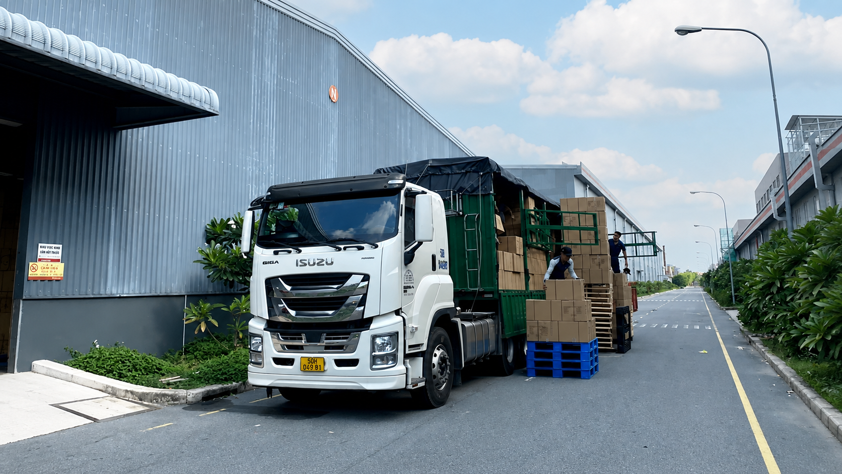 Dịch vụ xe đầu kéo 30 tấn hỗ trợ giao hàng đến nhà máy sản xuất, kho trung chuyển, đại lý phân phối và các khu công nghiệp với lịch trình linh hoạt, đúng tiến độ. giao-hang-den-nha-may-kho-hang-va-dai-ly