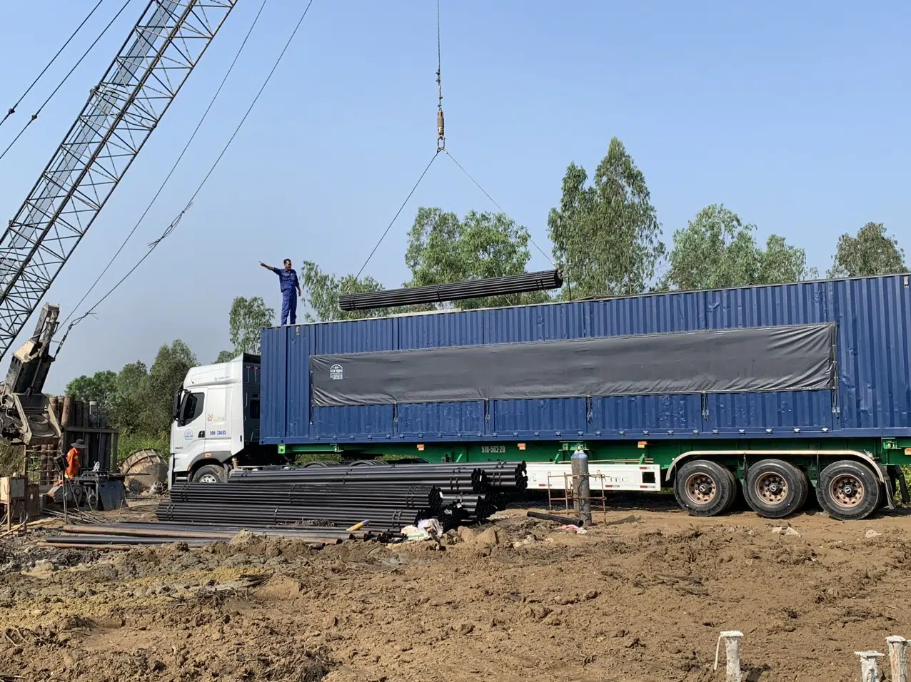 Vật tư và thiết bị được đưa đến công trường trước khi triển khai nhằm phục vụ công tác chuẩn bị và tổ chức thi công. van-chuyen-vat-tu-va-thiet-bi-den-cong-truong