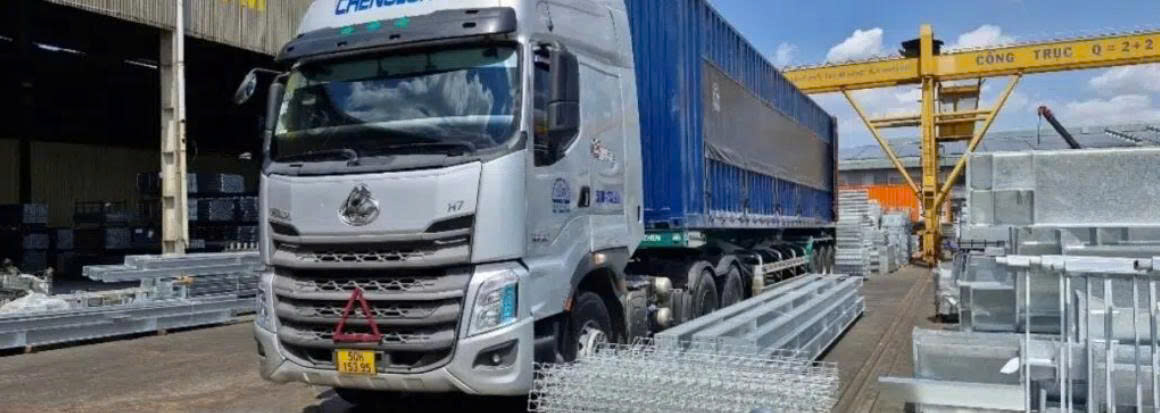 Hàng hóa được vận chuyển đến nhà máy theo kế hoạch sản xuất, giúp doanh nghiệp chủ động nguồn nguyên liệu và thiết bị cần thiết. xe-dau-keo-cho-hang-phuc-vu-hoat-dong-san-xuat-cua-doanh-nghiep