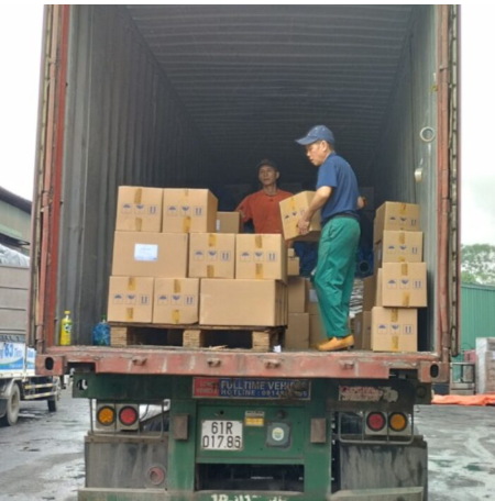 Nhân viên kho sắp xếp, chèn lót cẩn thận từng pallet hàng bách hóa tiêu dùng lên xe container trước khi xuất bến giao về các khu công nghiệp Bình Phước. Boc-xep-cac-kien-hang-bach-hoa-len-thung-xe-container-kho