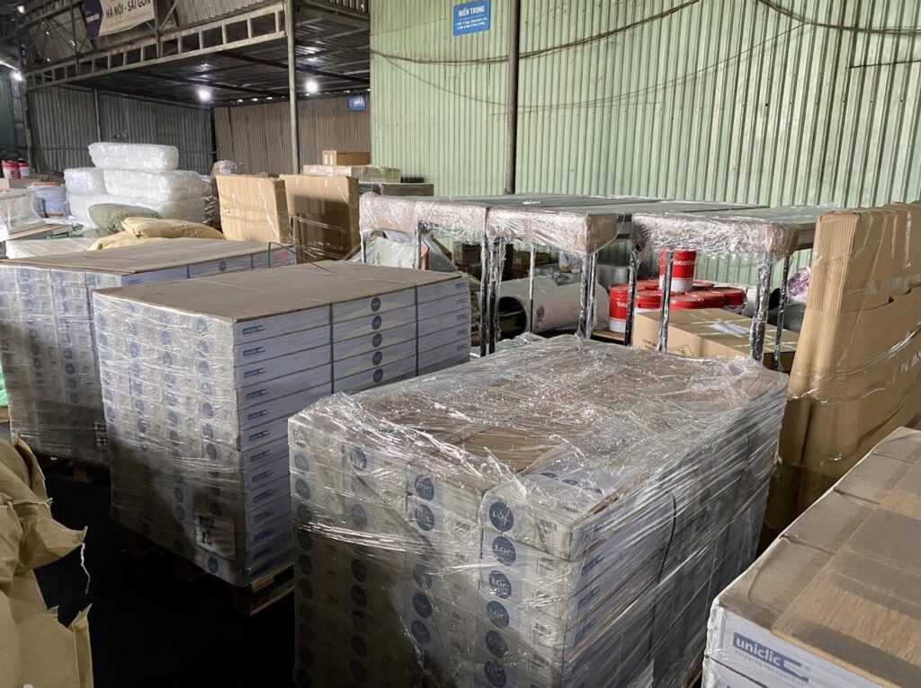 Xe tải 15 tấn thường xuyên vận chuyển hàng công nghiệp, máy móc, vật liệu xây dựng, hàng đóng kiện và hàng tiêu dùng từ Tây Ninh đi Đắk Nông. hang-hoa-thuong-xuyen-van-chuyen-bang-xe-tai-15-tan-di-dak-nong