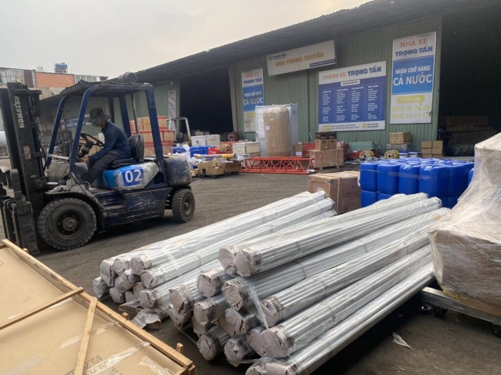 Xe tải 15 tấn thường xuyên vận chuyển hàng công nghiệp, máy móc, thiết bị, vật liệu xây dựng và hàng đóng kiện từ Vũng Tàu đi Lai Châu. hang-hoa-thuong-xuyen-van-chuyen-bang-xe-tai-15-tan-di-lai-chau