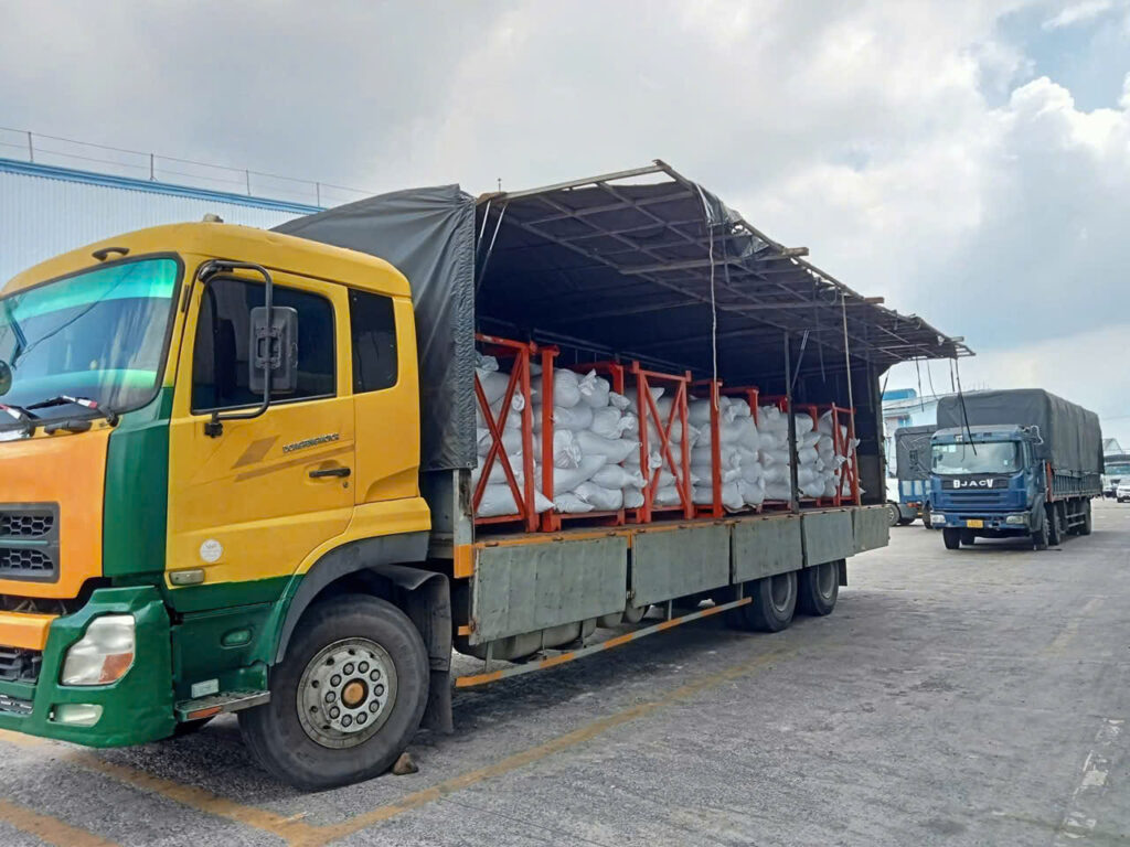 Xe tải 15 tấn thường xuyên vận chuyển hàng tiêu dùng, hàng công nghiệp, hàng đóng kiện, vật liệu xây dựng, nội thất và thiết bị sản xuất từ Tây Ninh đi Bình Định. hang-hoa-thuong-xuyen-van-chuyen-bang-xe-tai-15-tan-tu-tay-ninh-di-binh-dinh