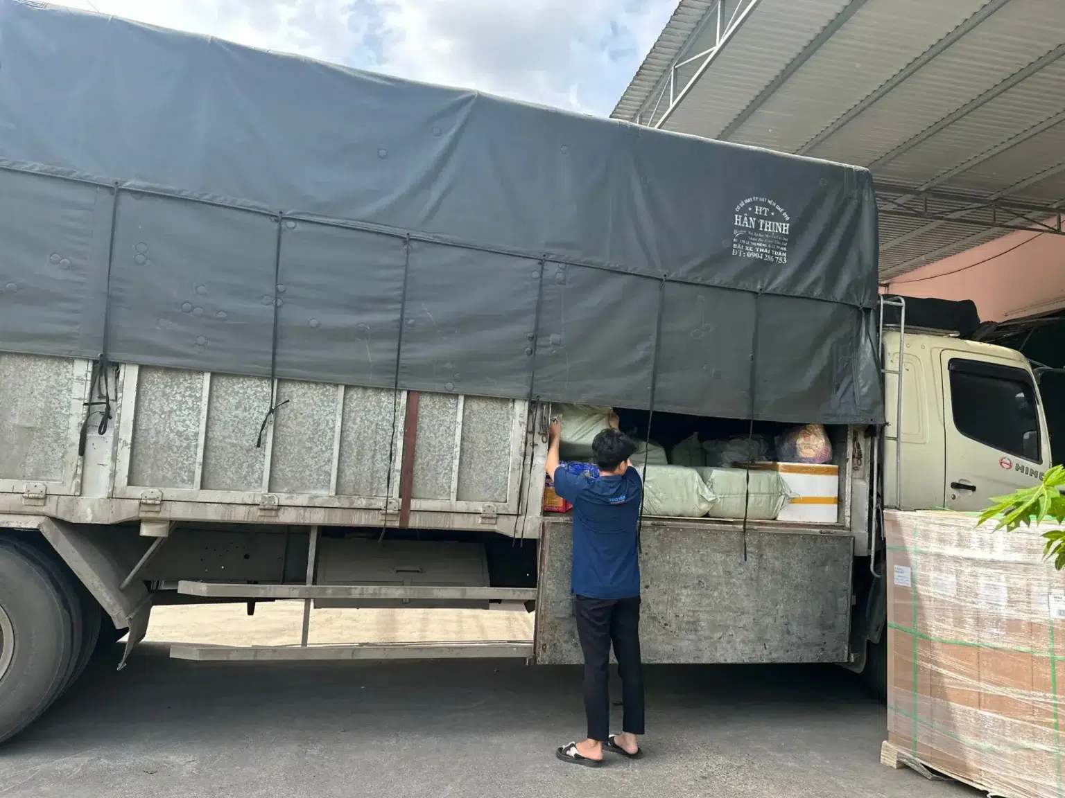 Cước vận chuyển được xác định theo quãng đường, loại hàng, khối lượng, kích thước và địa chỉ nhận giao thực tế. bang-gia-thue-xe-tai-8-tan-van-chuyen-hang-bac-ninh-di-dong-nai