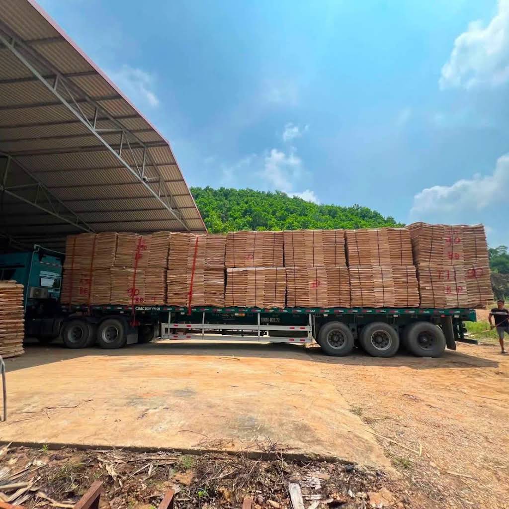Xe đầu kéo mooc sàn thường xuyên vận chuyển ván gỗ công nghiệp, ván MDF, ván plywood và tấm nội thất từ Tây Ninh đi Quảng Nam phục vụ sản xuất và xây dựng. hang-van-go-cong-nghiep-thuong-xuyen-van-chuyen-tu-tay-ninh-di-quang-nam-an-toan