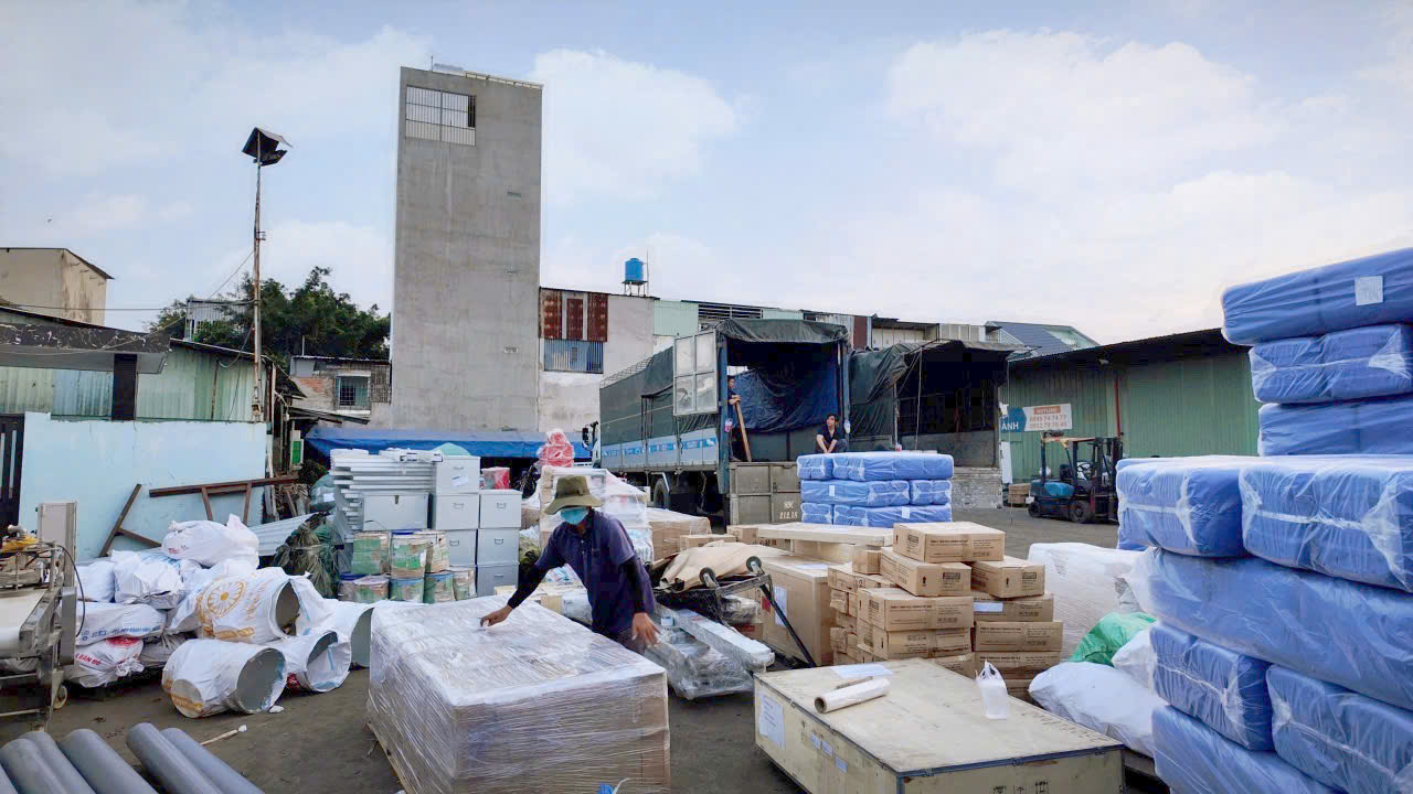 Nhận vận chuyển hàng sản xuất, linh kiện, thiết bị, máy móc, nội thất, hàng đóng kiện và nhiều mặt hàng phù hợp với xe tải 8 tấn. chanh-xe-nhan-van-chuyen-da-dang-hang-hoa-bac-ninh-di-tien-giang
