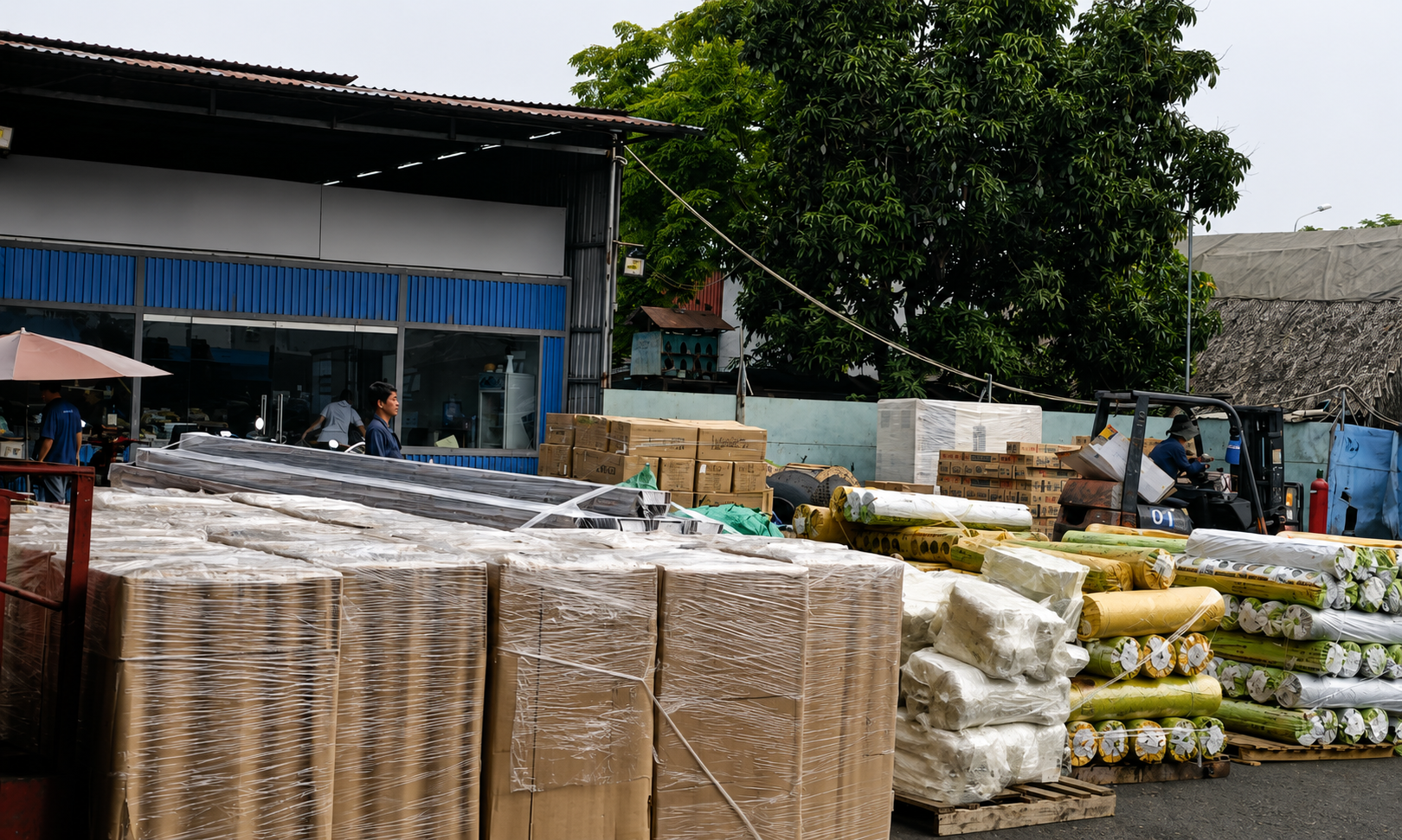 Phù hợp với nhiều nhóm hàng có trọng lượng và kích thước nằm trong khả năng chuyên chở của xe. cho-da-dang-hang-hoa-duong-dai-bang-xe-tai-8-tan